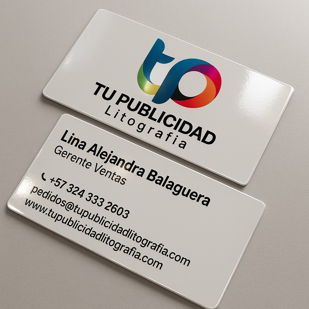 Tarjetas de Presentación con acabado Brillo UV en primer plano.